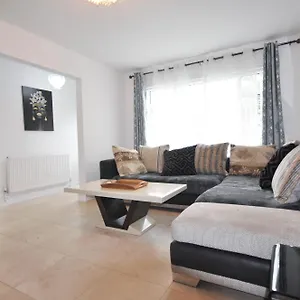 Modern 2 Bed Apartment