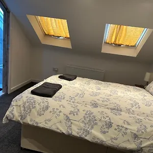 Near Airport Private & Shared Bathroom Option Habitación en casa particular